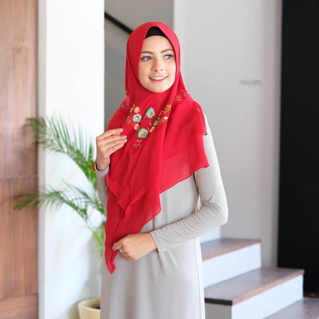 Khimar Sobha Mini by Gallery Syarifah Hijab Bordir Bahan Cerruti Babydoll Warna Merah 1